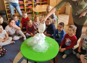 "Suchy lód"- Noworoczne eksperymenty w przedszkolu.