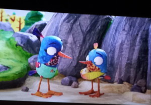 Fragment ekranu. Na nim dwa niebieskie ptaki. Jeden z nich trzyma jajko.