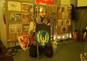 Rycerz prezentujący wystawę średniowieczną.