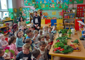 Dzieci odgadują zagadki o warzywach.