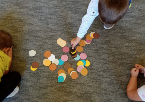 Dzieci wybierają kropkę w ulubionym kolorze