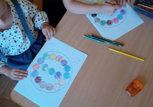 Dzieci kolorują kropki według własnego pomysłu