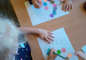 Dzieci kolorują kropki według własnego pomysłu