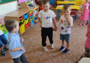Dzieci podczas zabawy w kropeczki.