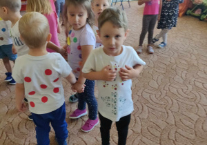 Dzieci pokazują przygotowane stroje na dzień kropki.