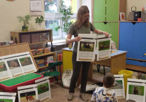 Pani Leśnik prezentuje ilustracje dzieciom.