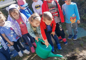 Dzieci odlewają rośliny.