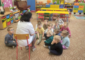 Dzieci rozmawiają z pielęgniarką.