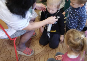 Dzieci oglądają stetoskop.