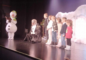 Dzieci na scenie u Mikołaja