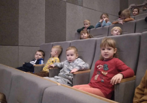 Dzieci w sali kinowej w oczekiwaniu na film.