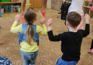 Dzieci naśladują ruchy taneczne instruktora.