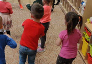Dzieci naśladują ruchy taneczne instruktora.