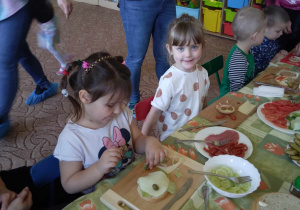 Dzieci na zajęciach tworzą własne kanapki.