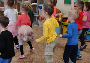 Dzieci w tańcu na zajęciach tanecznych.