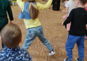 Dzieci w tańcu na zajęciach tanecznych.
