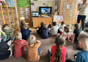 Dzieci oglądają film na temat czym się różnimy.
