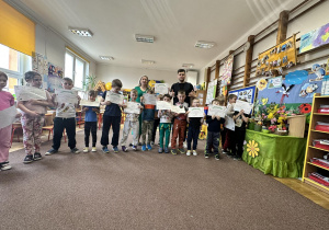 Dzieci z wręczonymi dyplomami za udział w programie.