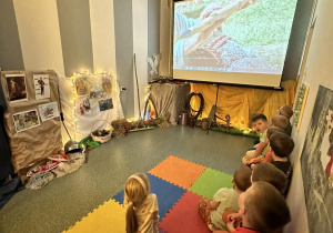 Dzieci podczas zajęć edukacyjnych o średniowieczu.