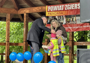 Dzieci na scenie otrzymują wyróżnienie.