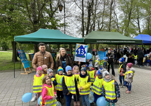 Zdjęcie grupowe podczas Dnia Świadomości Autyzmu