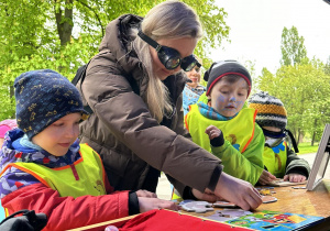 Zabawy z wykorzystaniem ciekawych przedmiotów.