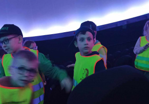 Chłopcy są w planetarium.