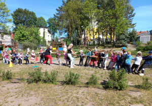Zabawy ruchowe z dziećmi w ogrodzie.