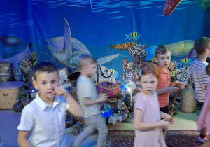 dzieci oglądają podwodny świat