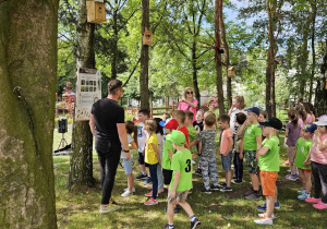 dzieci oglądają tablicę edukacyjną o ptakach